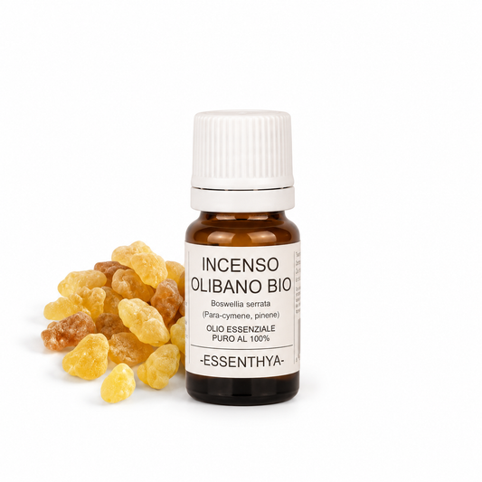 Flacone di olio essenziale di Incenso di Olibano Bio in vetro ambrato, con lacrime di resina su fondo bianco — Boswellia serrata