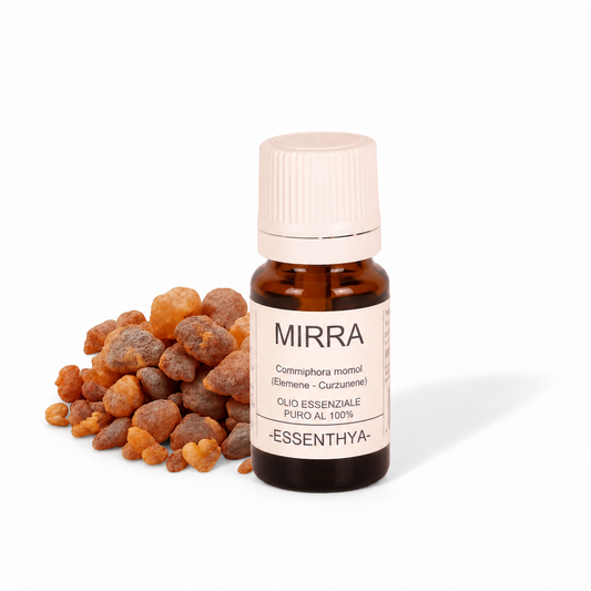 Flacone di olio essenziale di Mirra in vetro ambrato, con lacrime di resina di mirra su fondo bianco — Commiphora molmol
