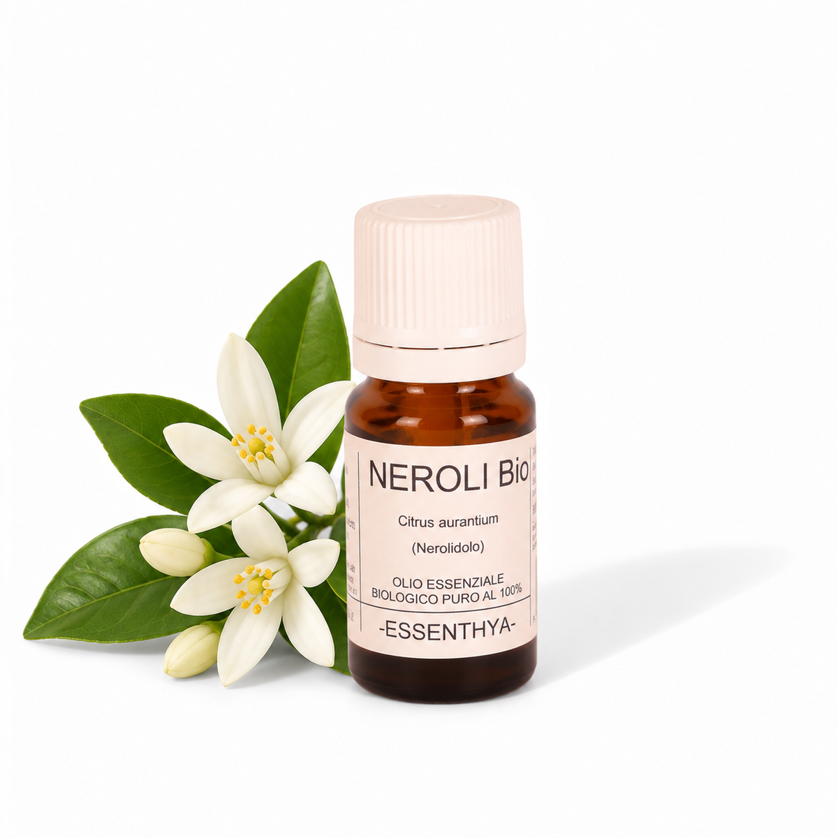 Flacone di olio essenziale di Neroli Bio in vetro ambrato, con fiori d'arancio amaro su fondo bianco — Citrus aurantium bigaradia