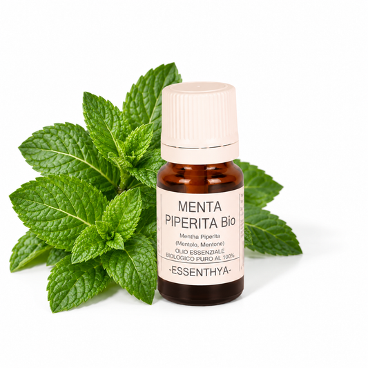 Flacone di olio essenziale di Menta Piperita Bio in vetro ambrato, con foglie di menta su fondo bianco — Mentha piperita