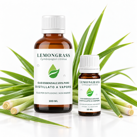 Olio essenziale di Lemongrass Bio EUODIA, flaconi da 100 e 10 ml in vetro ambrato tra foglie lunghe e steli freschi di lemongrass su fondo bianco — distillato a vapore
