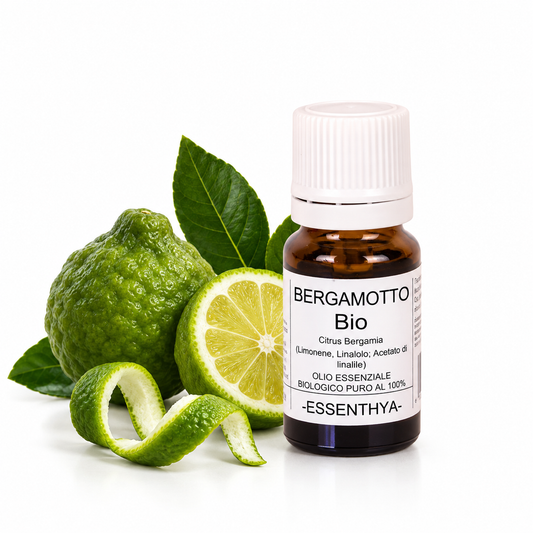 Flacone di olio essenziale di Bergamotto Bio da 10 ml accanto al frutto e alla sua buccia — Citrus bergamia di Calabria