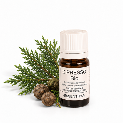 Flacone di olio essenziale di Cipresso Bio da 5 ml accanto a rametti e pigne di cipresso — Cupressus sempervirens