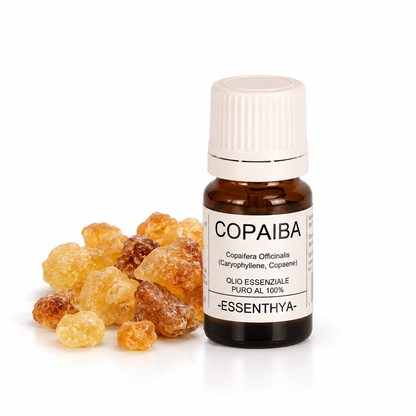 Flacone di olio essenziale di Copaiba da 10 ml accanto alla resina di copaiba — Copaifera officinalis