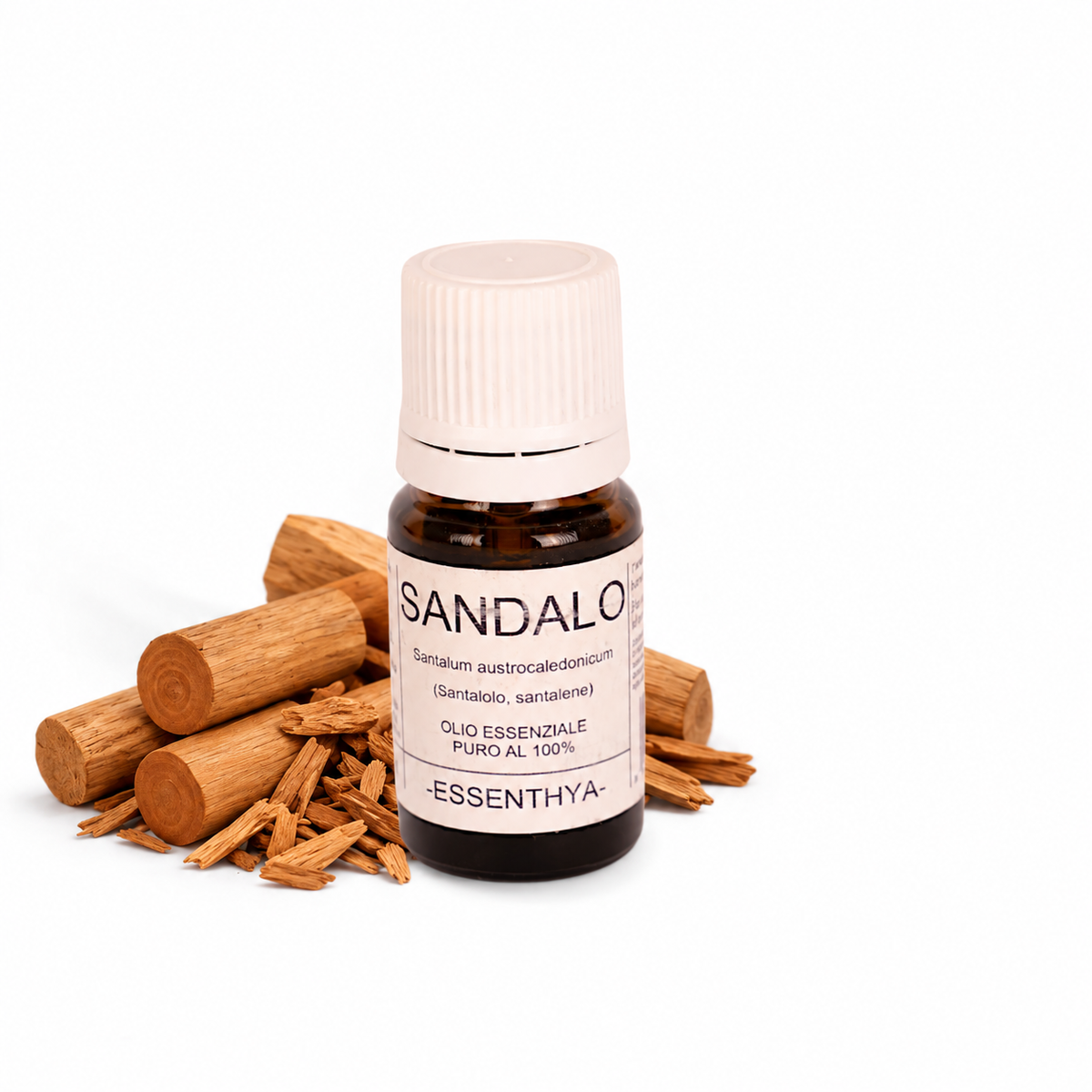 Flacone di olio essenziale di Sandalo in vetro ambrato, con schegge di legno di sandalo su fondo bianco — Santalum austrocaledonicum