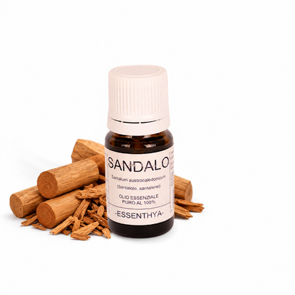 Flacone di olio essenziale di Sandalo in vetro ambrato, con schegge di legno di sandalo su fondo bianco — Santalum austrocaledonicum