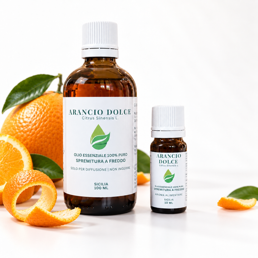 Flacone di olio essenziale di Arancio Dolce Bio accanto a un'arancia e alla sua buccia — Citrus sinensis d'Italia